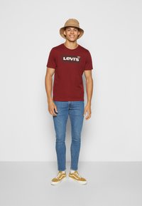 Levi's® GRAPHIC CREWNECK TEE - T-shirts med print - color port
