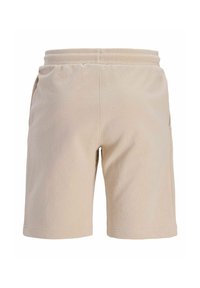 Shorts beige longueur genou avec taille élastique et poches latérales, présenté sur fond blanc.