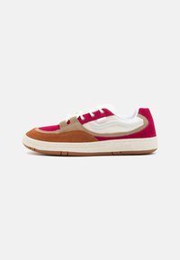 Lave sneakers med en blanding af røde, beige og brune materialer. Har hvide snørebånd, en struktureret ruskinds-overdel og en gummisål.