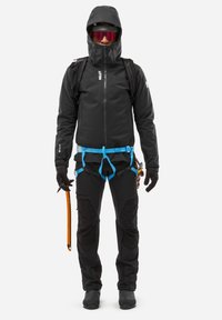 Veste imperméable noire avec capuche, fermeture éclair à l'avant et logo. Pantalons noirs avec accents bleus et harnais d'escalade. Mains gantées tenant un piolet.