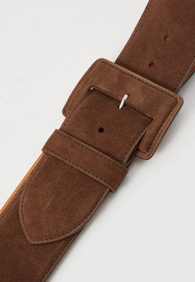 Brauner Wildledergürtel mit eckiger Metallschnalle, fünf Löchern zur Anpassung und einer glatten Lederverkleidung auf der Rückseite.
