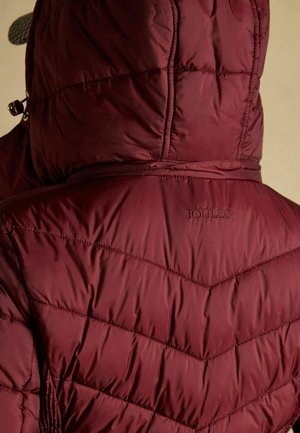 Burgunderfarbene gepolsterte Jacke mit Kapuze, die über eine Chevron-Steppung und ein gesticktes Logo verfügt. Glatte Textur und glänzendes Finish.