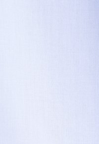 Biały materiał o delikatnej fakturze, równomiernie tkany, z gładką i lekko błyszczącą powierzchnią. Nie posiada widocznych wzorów ani zdobień.