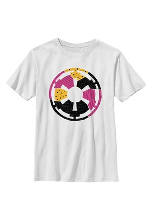 T-shirt en coton blanc avec un design graphique circulaire en rose, jaune, noir et blanc, avec des motifs géométriques et des pois noirs.