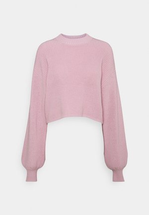 Jasnoróżowy krótki sweter z długimi bufiastymi rękawami oraz ściągaczami na mankietach, dekolcie i dole.