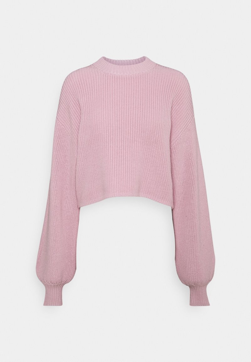 Pull court rose clair en tricot avec manches ballons longues et poignets, encolure et ourlet côtelés.