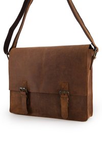 Brun læder messenger-taske med to metalspænder, justerbar rem og en glat tekstur. Rektangulær form, minimalistisk design.