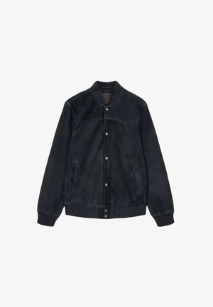 Dunkelblaue Wildleder-Bomberjacke mit rundem Kragen, Druckknopfverschluss, Seitentaschen und gerippten Bündchen. Matte Textur und subtile Nähte.