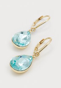Boucles d'oreilles pendantes en ton or avec de grandes cristaux en forme de goutte d'eau facettés de couleur bleu aqua, agrémentés de petites accents clairs près du fermoir.
