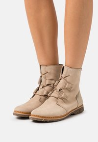 El Naturalista Stivaletti stringati - taupe