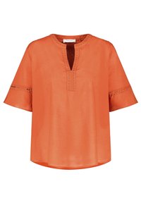 Camicia arancione a maniche corte con scollatura a V e bordo ricamato sulle maniche, realizzata in tessuto leggero, con una vestibilità ampia e texture liscia.