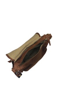 Sac en suède marron avec une doublure en tissu crème et marron à motif, fermeture zippée et une bandoulière amovible. Forme rectangulaire compacte.