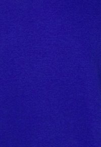 Tissu violet uni avec une texture lisse. Le matériau semble léger et tissé de manière uniforme, idéal pour des vêtements décontractés.