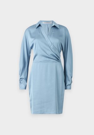 Robe portefeuille en satin bleu clair avec manches longues, col et poignets froncés. Présente un décolleté en V et une surface lisse et brillante.