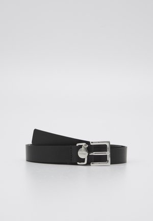 Cintura in pelle nera con fibbia in metallo argentato. Presenta una superficie liscia e un'etichetta con il nome del marchio. Design semplice e pulito.