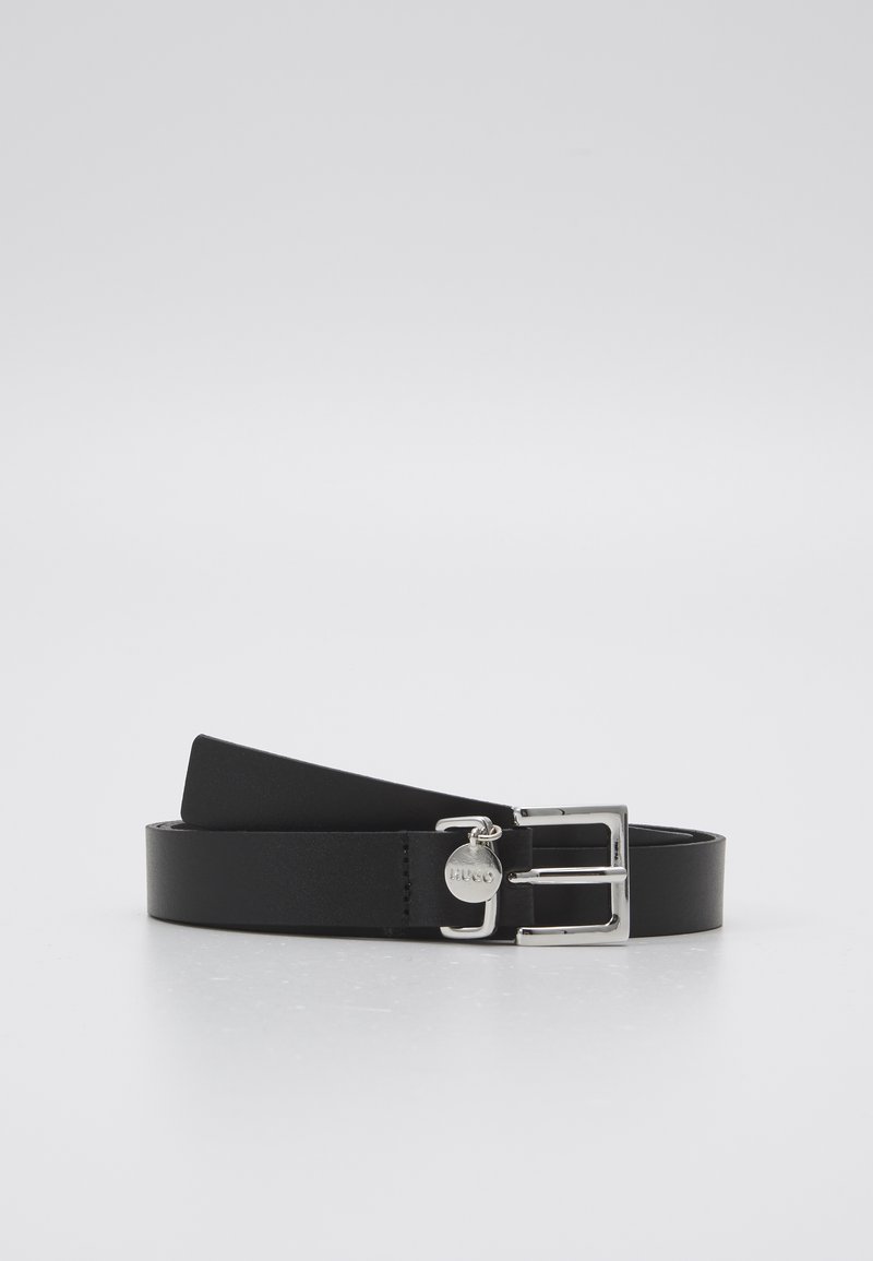 Cinturón de cuero negro con una hebilla de metal plateado. Presenta una textura suave y una etiqueta con el nombre de la marca. Diseño simple y limpio.