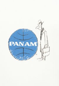 Mężczyzna w płaszczu i kapeluszu trzymający teczkę patrzy na dużą niebieską kulę ziemską z napisem "PAN AM" oraz czarnymi liniami szerokości i długości geograficznej.