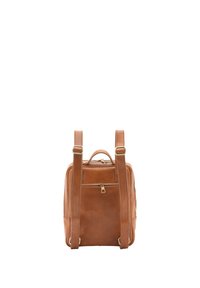 Bruine leren rugzak met verstelbare schouderbanden, goudkleurige hardware, een bovenhandvat en een ritszak aan de achterkant. Glad textuurafwerking.