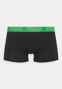 Schwarze Boxershorts mit eng anliegender Passform und grünem Elastikbund, der mit dem "PUMA"-Logo in fetten Buchstaben versehen ist. Glatte Textur, minimalistisches Design.