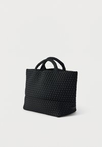 Μαύρη υφαντή τσάντα ώμου με δύο κοντές λαβές. Διαθέτει υφή με σχέδιο και ανθεκτικό, ορθογώνιο σχήμα.