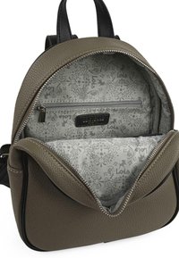 Mochila de cuero verde oliva con un acabado texturizado, cuenta con un cierre de cremallera, un interior gris con un patrón y un pequeño bolsillo con cremallera.