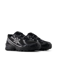 Pantofi sport negri cu material din plasă, tălpi texturate și accente reflectorizante. Au un vârf rotund și un guler căptușit.