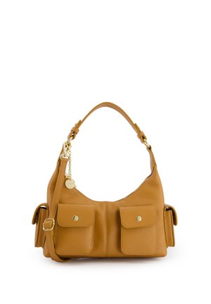 Brązowa skórzana torba na ramię z dwoma przednimi kieszeniami na klapę, bocznymi kieszeniami, regulowanym paskiem oraz złotym detalem w postaci łańcuszka.