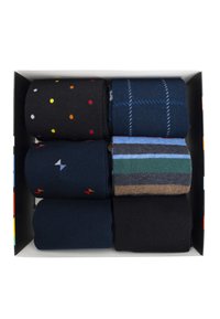 Set aus sechs Paar Socken in einer Geschenkbox. Mit Motiven: bunte Punkte, Blitze, Karo und Streifen. Die Farben umfassen Schwarz, Marineblau, Grün und Braun.