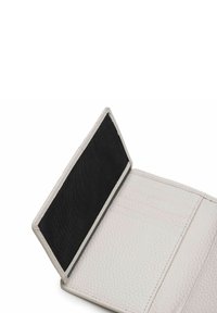 Billetera de cuero gris claro con una superficie texturizada, con cinco compartimentos para tarjetas y un forro de tela negra en el interior.