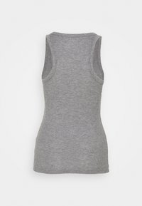 Grå ribbad ärmless topp med en avslappnad passform, med breda axelband och rundad halsringning. Tygtexturen är mjuk och elastisk.