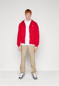 Jordan HOODIE - Jaka ar rāvējslēdzēju - gym red/(white)