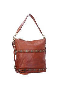 Borsa a spalla in pelle marrone con accenti di borchie e una tracolla ampia. Texture morbida, forma quadrata e dettagli metallici decorativi.