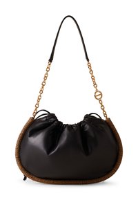 Sac à main en cuir noir avec un haut froncé, une accent texture marron, une chaîne en or et un détail en métal circulaire.