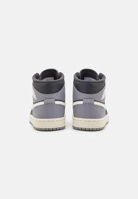 Wysokie sneakersy z szarej skóry z czarnymi akcentami i białą podeszwą środkową. Posiadają wyściełany kołnierz i teksturowaną gumową podeszwę.