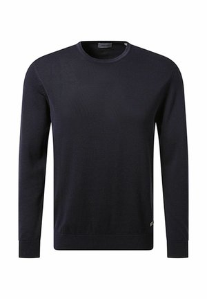 Marineblauer Strickpullover mit langen Ärmeln, rundem Ausschnitt, gerippten Bündchen und Saum, der eine dezente Textur und ein seitliches Logo-Detail aufweist.