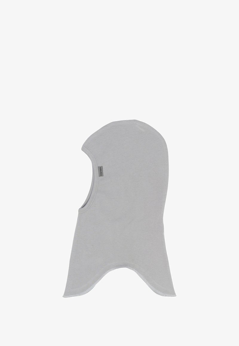 Cagoule en maille gris clair sans coutures avec une ouverture pour le visage et une petite étiquette de marque sur le côté.