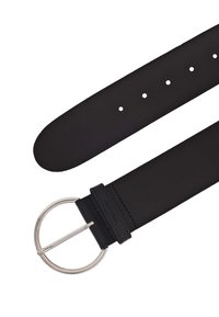 Zwarte leren riem met zes verstelgaten en een ronde zilveren metalen gesp op een witte achtergrond.
