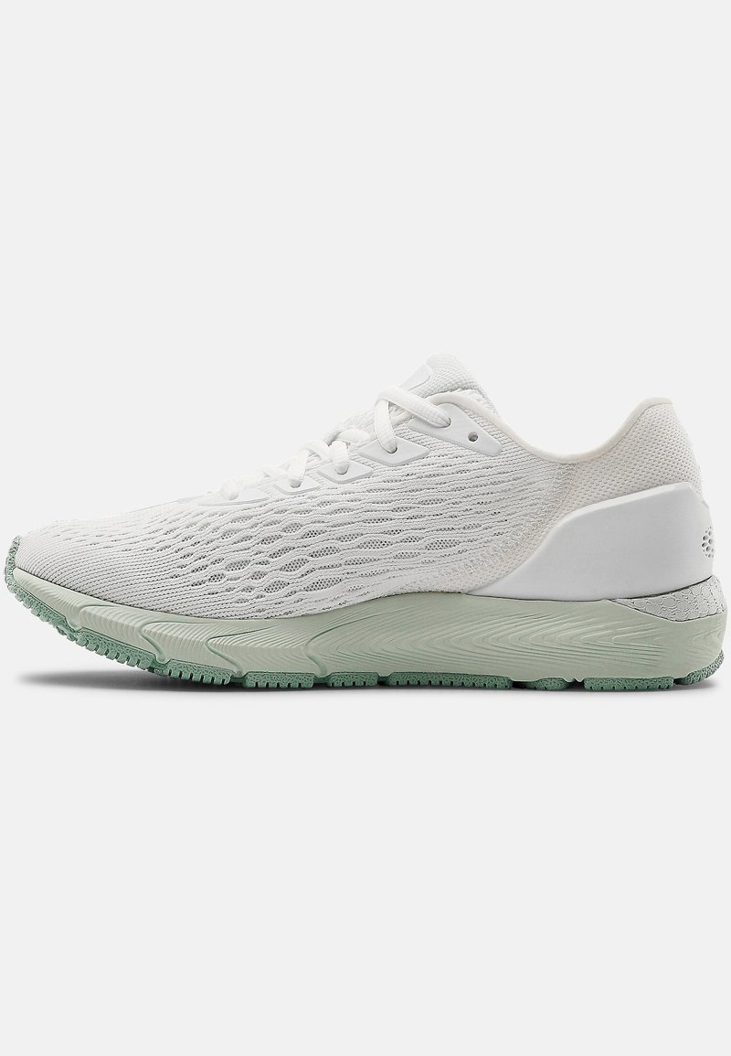 Scarpa sportiva bianca con tomaia in maglia testurizzata, dotata di colletto imbottito, suola verde e un design aerodinamico per un supporto traspirante.