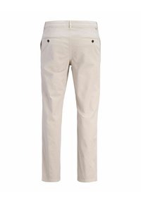 Pantalon beige pour homme vu de dos, avec deux poches passepoilées à boutons et des passants pour ceinture.