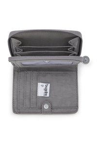 Portafoglio in tessuto grigio con chiusura a bottone, diversi scomparti per carte, compartimento con zip e finestra trasparente per l'ID. All'interno presenta un'etichetta del marchio.