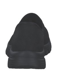 Schwarzer sportlicher Slipper mit atmungsaktivem Mesh-Obermaterial, abgerundetem Absatz und strukturierter Sohle für besseren Halt. Einfaches und elegantes Design.
