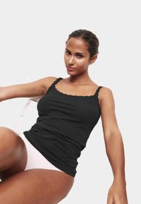 Zwarte tanktop met kantafwerking aan de schouderbanden, aansluitend ontwerp. Gladde stof, lichtgewicht, met een klassieke ronde halslijn. Eenvoudige en veelzijdige styling.