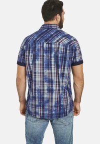 Kurzarm, kariertes Hemd in Blau- und Lila-Tönen, mit einem Button-Down-Kragen und kontrastierenden Marineakzenten, im karierten Muster.