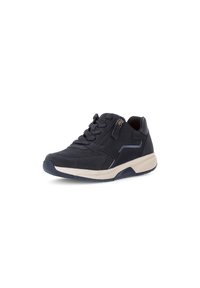 Baskets de sport bleu marine en suède avec une tige texturée, dotées d'un système de laçage, d'un col rembourré et d'une semelle beige contrastante.