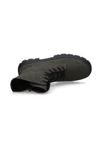 Stiefel aus dunkelgrünem Leder mit schwarzer Gummisohle, ausgestattet mit Ösen, Schnürsenkeln und einer strukturierten Oberfläche. Knöchelhöhe mit robuster Verarbeitung.
