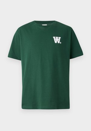 Grøn bomulds t-shirt med rund halsudskæring og korte ærmer, prydet med et hvidt "W" logo på venstre bryst. Enkel design uden mønstre.