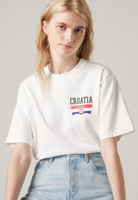 Levi's® FOOTBALL FAN TEE UNISEX - Apdrukāts T-krekls - white