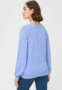 Hellblau gestrickter Pullover mit lässigem Schnitt, rundem Ausschnitt und voluminösen Ärmeln. Verfügt über einen gerippten Saum am unteren Rand und an den Bündchen.