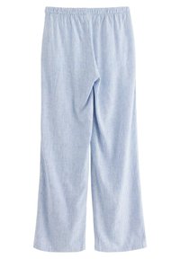 Lichtblauwe gestreepte pyjamabroek van zachte stof, met een elastische tailleband en wijde pijpen voor comfort en bewegingsgemak.