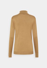 Brązowy sweter z golfem, wykonany z miękkiej dzianiny. Posiada długie rękawy oraz guziki na mankietach. Prosty, minimalistyczny design.